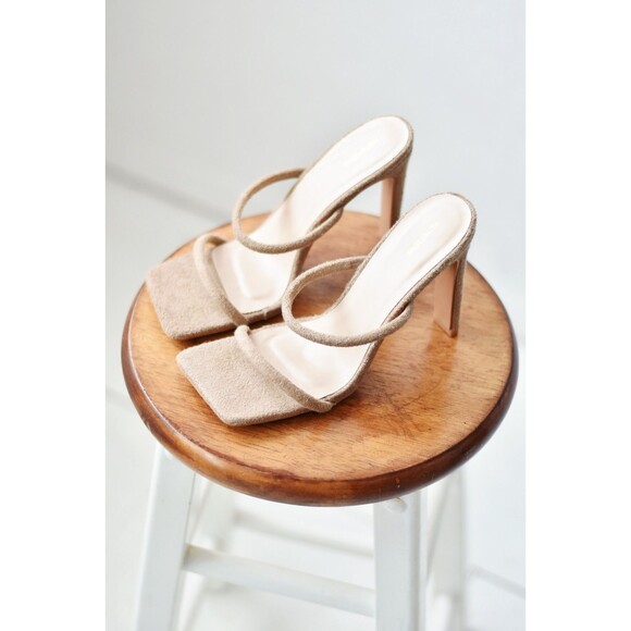 PRETTYLITTLETHING Shoes - Pretty Little Thing Heels Woman's 5 Tan Fuzzy Sandal Strappy Sexy Formal Bridal